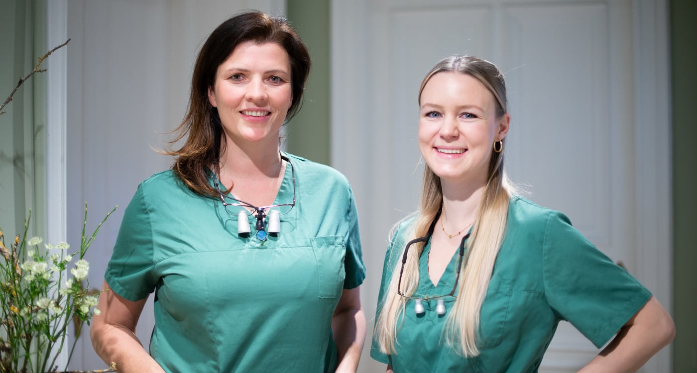 Die Zahnärztinnen Dr. Franziska Wolter (links) und Dr. Lina Heurich (rechts) lächeln in die Kamera